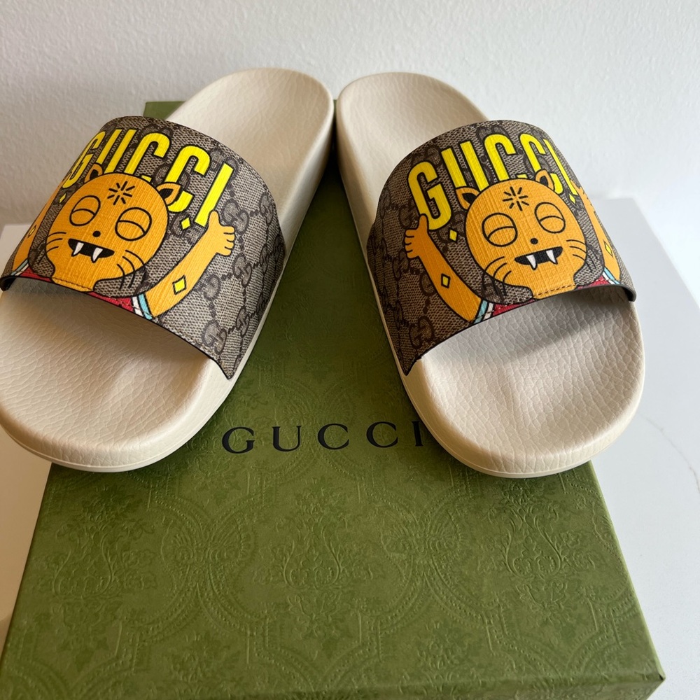 Gucci x Pablo Delcielo men's GG Supreme slides featuring a "funny cat" graphic. - Picture 10 of 16
